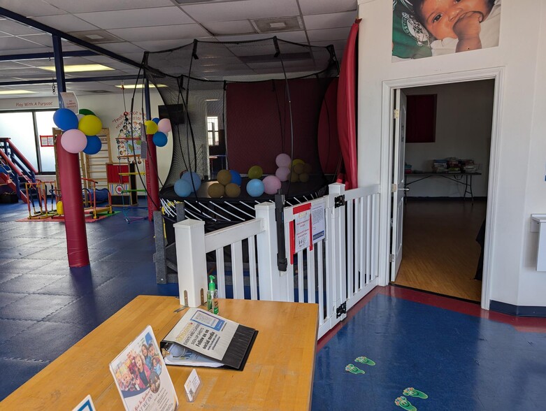 More Photos Of 1909 Santa Monica Blvd, Santa Monica Storefront For Lease