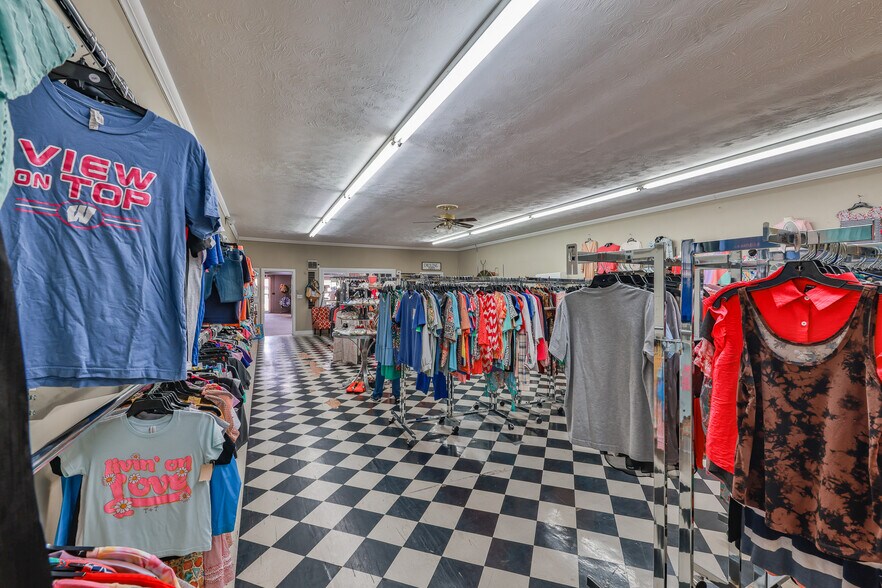 More Photos Of 126 N Wilson St, Dresden General Retail For Sale