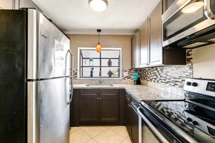 More Photos Of 2648 NE 32nd St, Fort Lauderdale Hotel For Sale