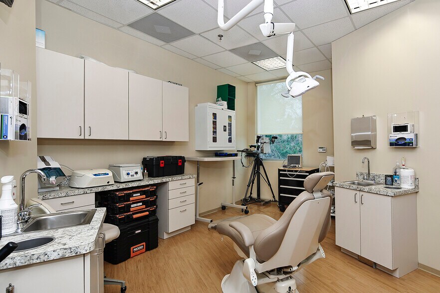 More Photos Of 114 Vision Park Blvd, Shenandoah Office For Sale