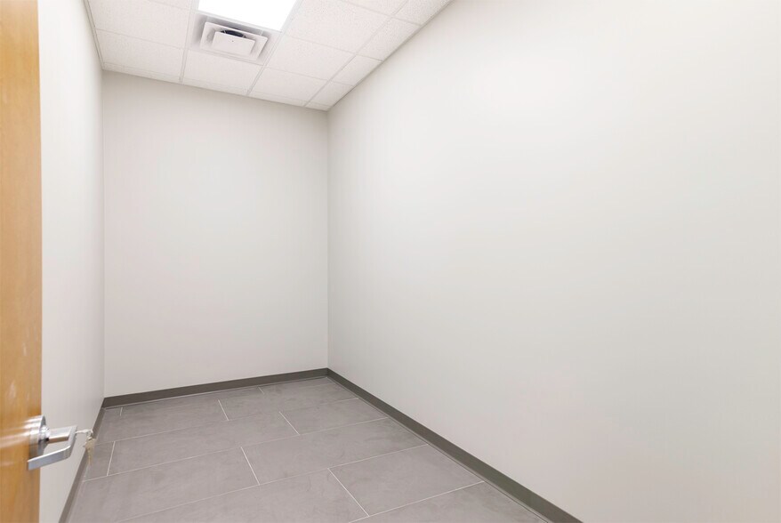 More Photos Of 10575 N 114th St, Scottsdale Office For Sale