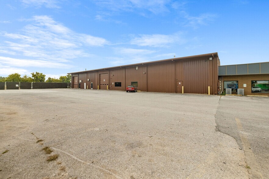 More Photos Of 405 S Bloomington St, Lowell Warehouse For Lease