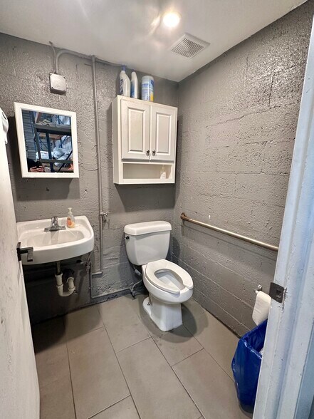 More Photos Of 5751 Dawson St, Hollywood Warehouse For Lease