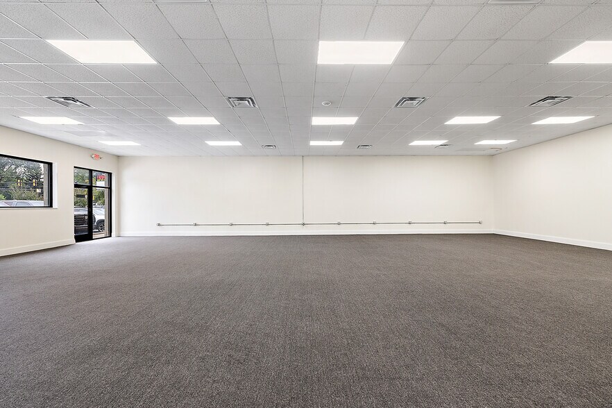 More Photos Of 10840-10850 W 9 Mile Rd, Oak Park Freestanding For Lease