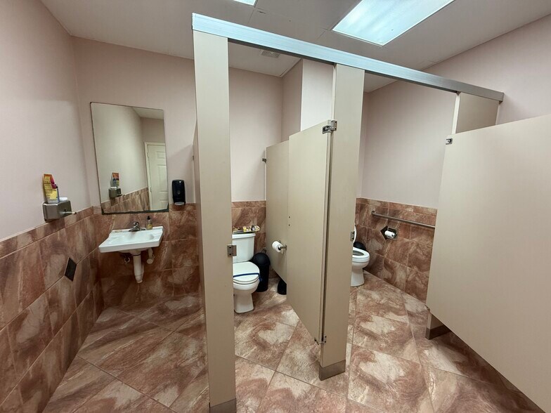 More Photos Of 951 Columbia Memorial Pky, Kemah Warehouse For Lease