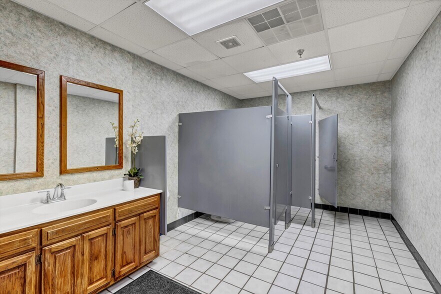 More Photos Of 6714-6716 Central Avenue Pike, Knoxville Office For Lease