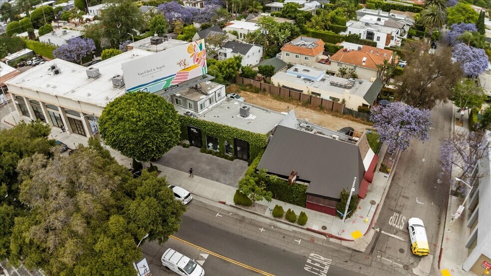 More Photos Of 352 N Robertson Blvd, West Hollywood Storefront Retail Office For Lease