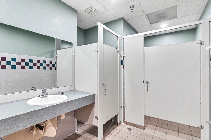 More Photos Of 925-935 Commercial St SE, Salem Medical For Sale
