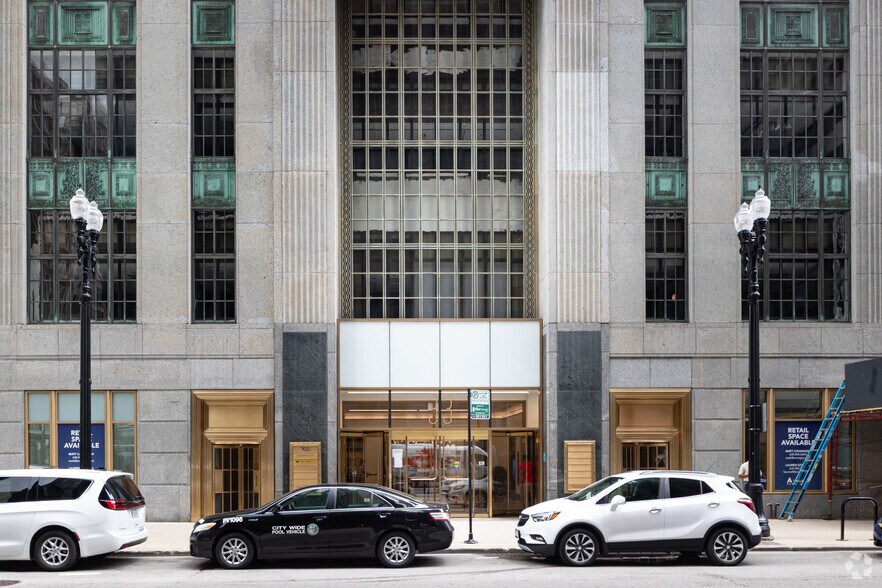 More Photos Of 33 N LaSalle St, Chicago Coworking Space