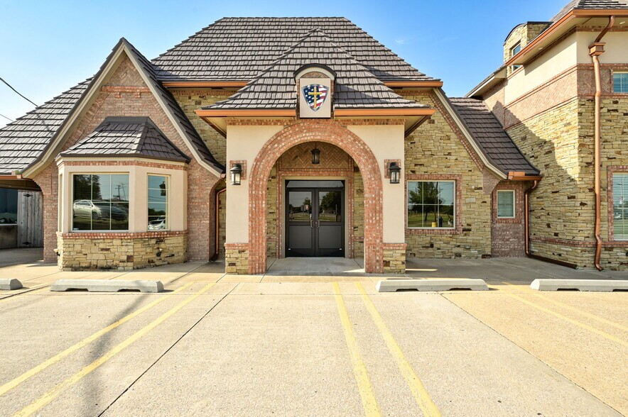 More Photos Of 450 E Main St, Yukon Religious Facility For Sale