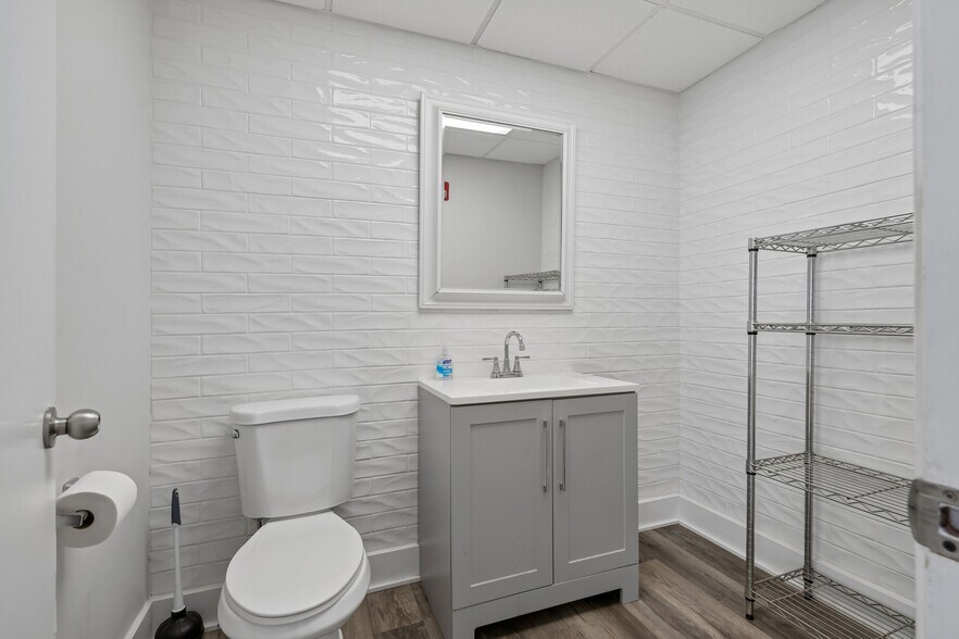 More Photos Of 1000 N Rand Rd, Wauconda Service For Sale
