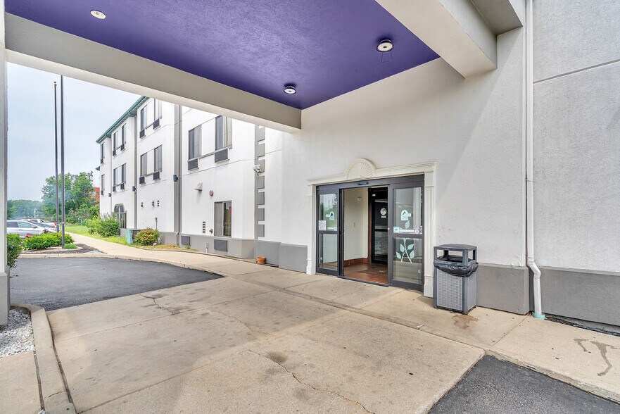 More Photos Of 220 Caravan Dr, Elkhart Hotel For Sale