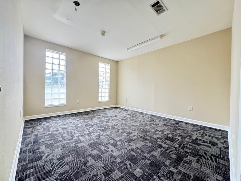 More Photos Of 5411 Brookglen Dr, Houston Warehouse For Lease