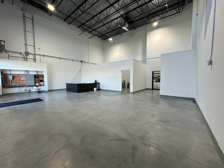 More Photos Of 5539 St Ernest-Cormier, Laval Showroom For Lease