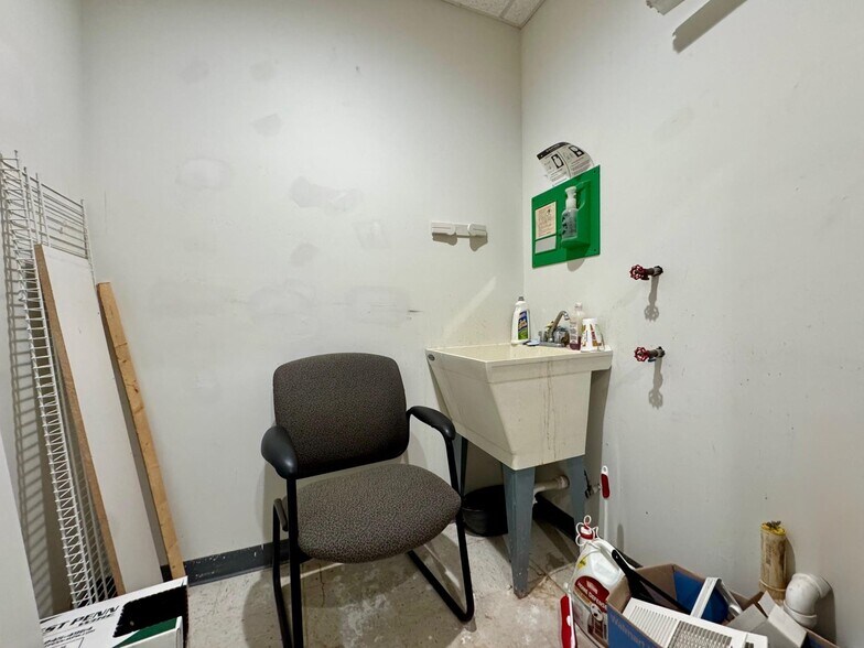 More Photos Of 5308 Parklane Dr, Kearney Serviced Offices For Sale