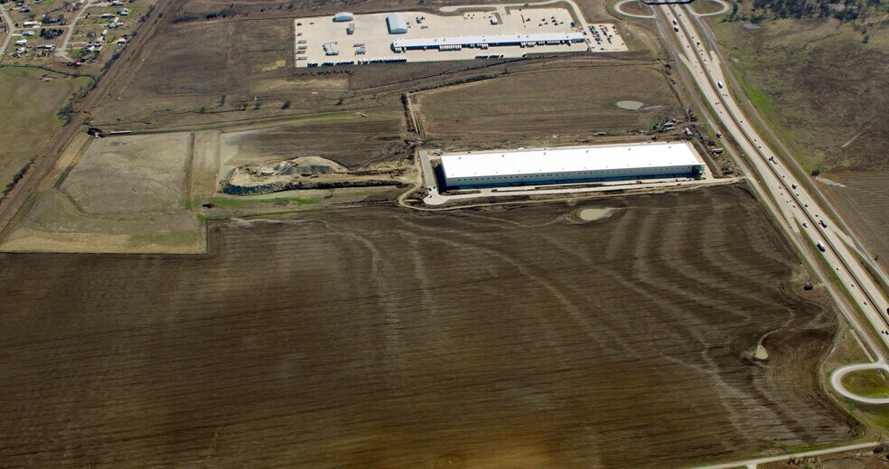 More Photos Of 611 N Stemmons Fwy, Sanger Warehouse For Lease