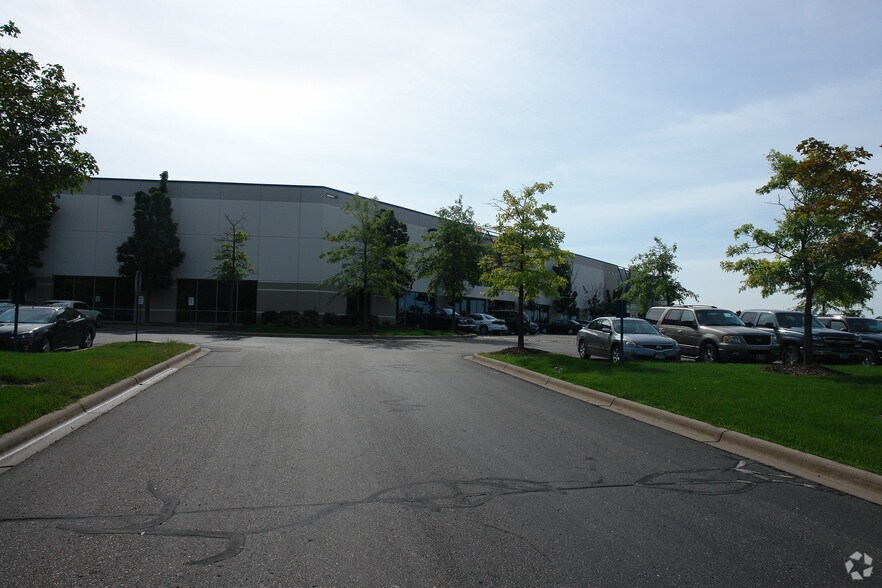 More Photos Of 6533 Flying Cloud Dr, Eden Prairie Showroom For Lease