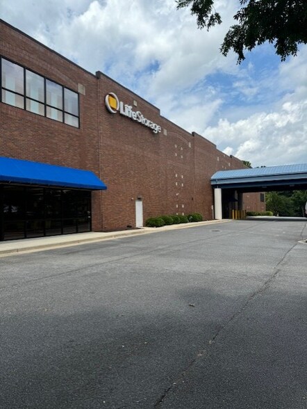 More Photos Of 1125 Roberts Blvd, Kennesaw Self Storage For Lease