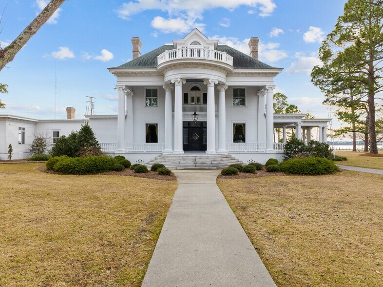 More Photos Of 738 E Main St, Belhaven Hotel For Sale