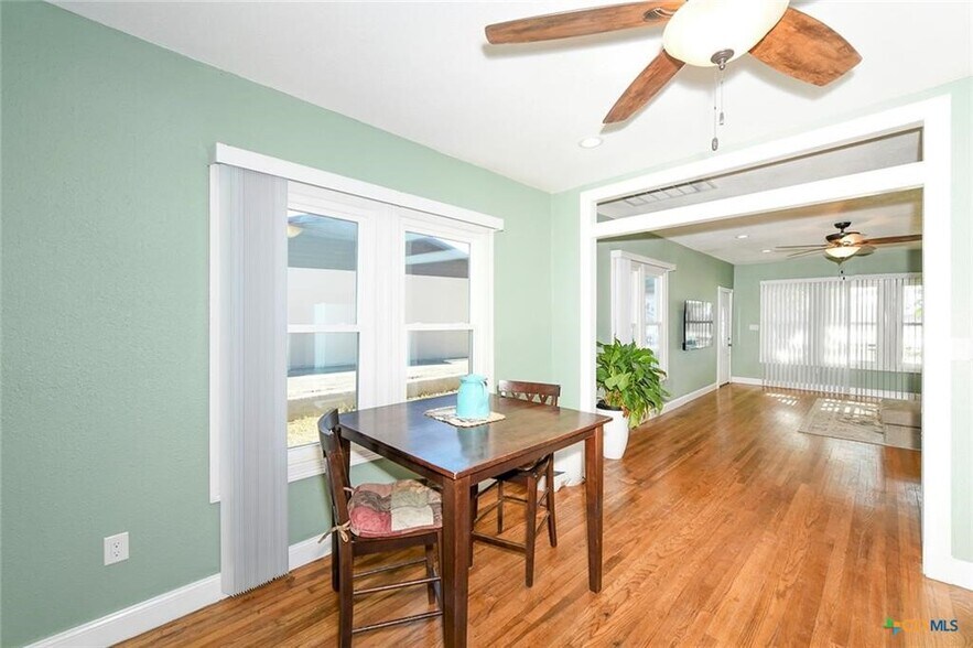 More Photos Of 1440 Business 35 Ave, New Braunfels Office For Sale