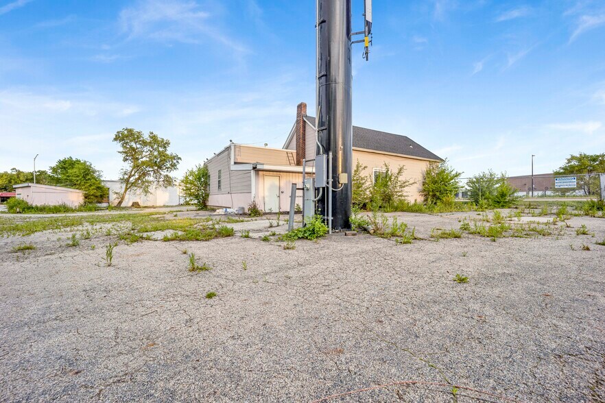 More Photos Of 21W042 Lake St, Addison Service Station For Sale