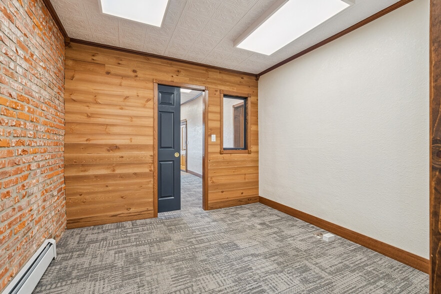 More Photos Of 118 W Mission St, Strawberry Point Loft Creative Space For Lease