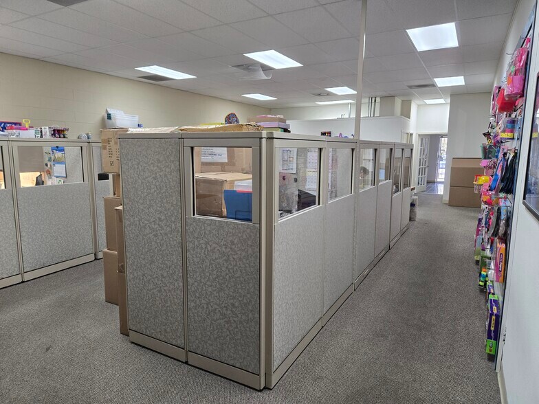 More Photos Of 19428 Londelius St, Northridge Warehouse For Lease