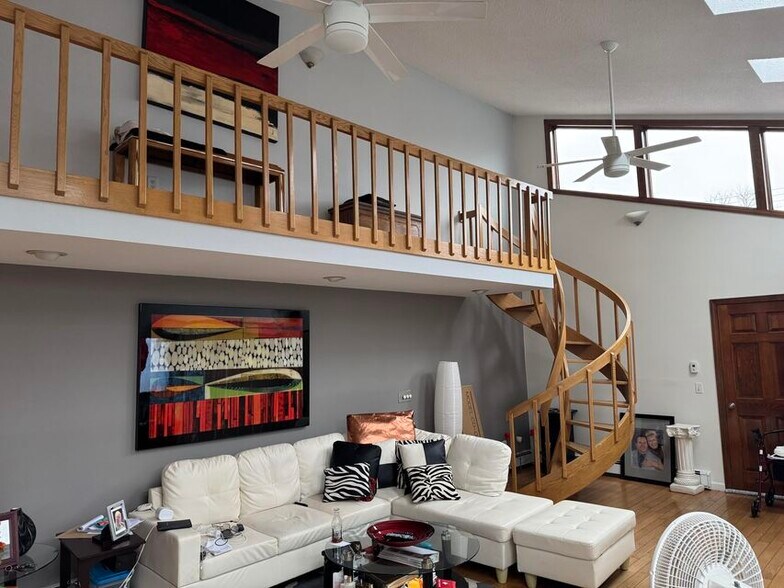 More Photos Of 136 W Grand Ave, Old Orchard Beach Hotel For Sale