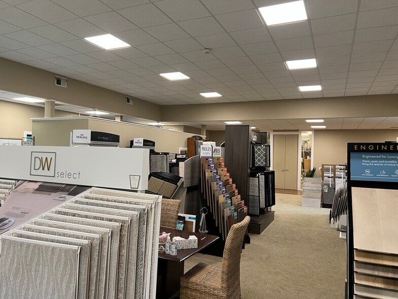 More Photos Of 14 Palmetto Business Park Rd, Hilton Head Island Showroom For Sale