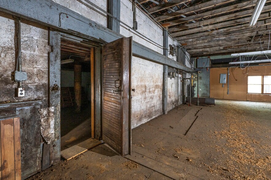 More Photos Of 1833-1837 Netherland Inn Rd, Kingsport General Retail For Sale