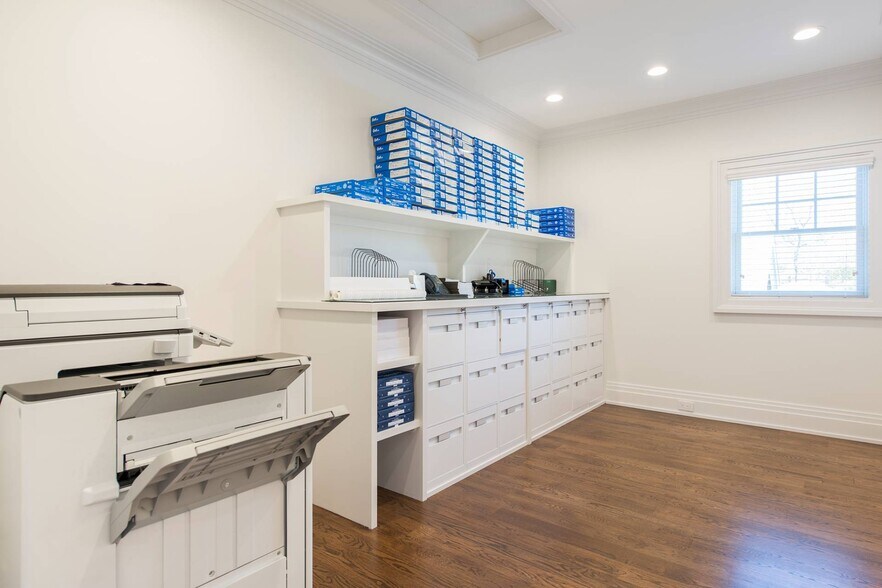 More Photos Of 26 Montauk Hwy, East Hampton Office For Sale