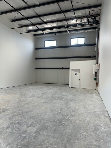 More Photos Of 12 Heatherglen Pl, Calgary Manufacturing For Lease