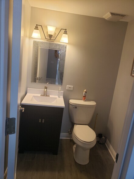 More Photos Of 710 Higgins Rd, Park Ridge Office Residential For Lease