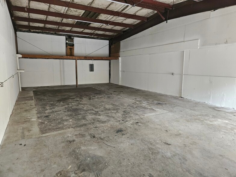 More Photos Of 3033 NE 19th Dr, Gainesville Warehouse For Lease