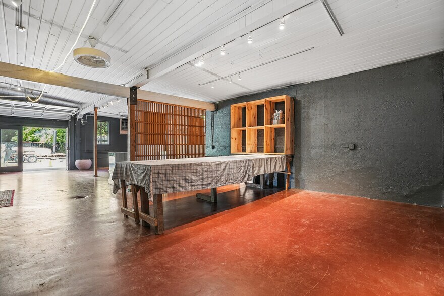 More Photos Of 1114 SE Clay St, Portland Freestanding For Sale