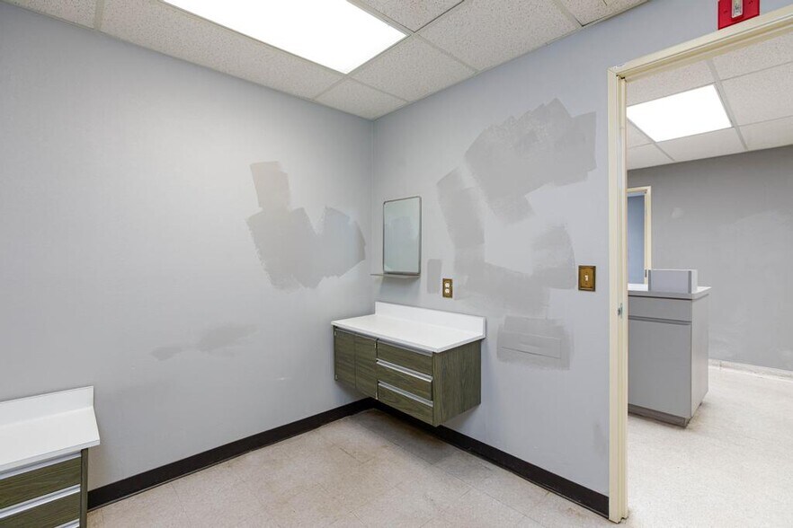 More Photos Of 872 E Sahara Ave, Las Vegas Medical For Lease
