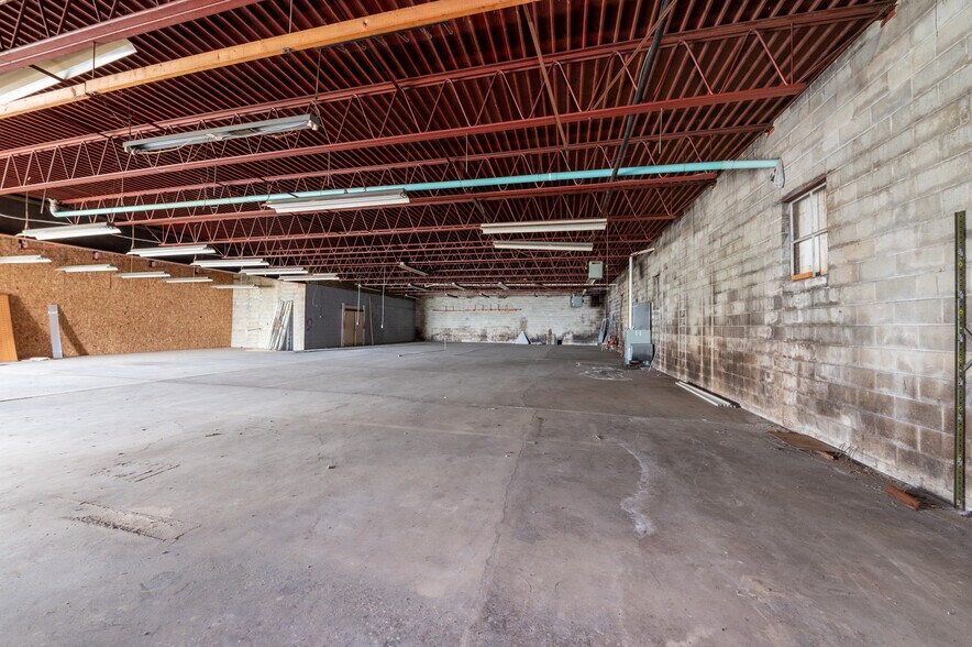 More Photos Of 422 E Main St, Kingwood Storefront For Lease