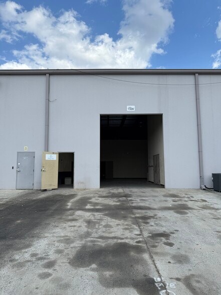 More Photos Of 6457 Hazeltine National Dr, Orlando Warehouse For Lease
