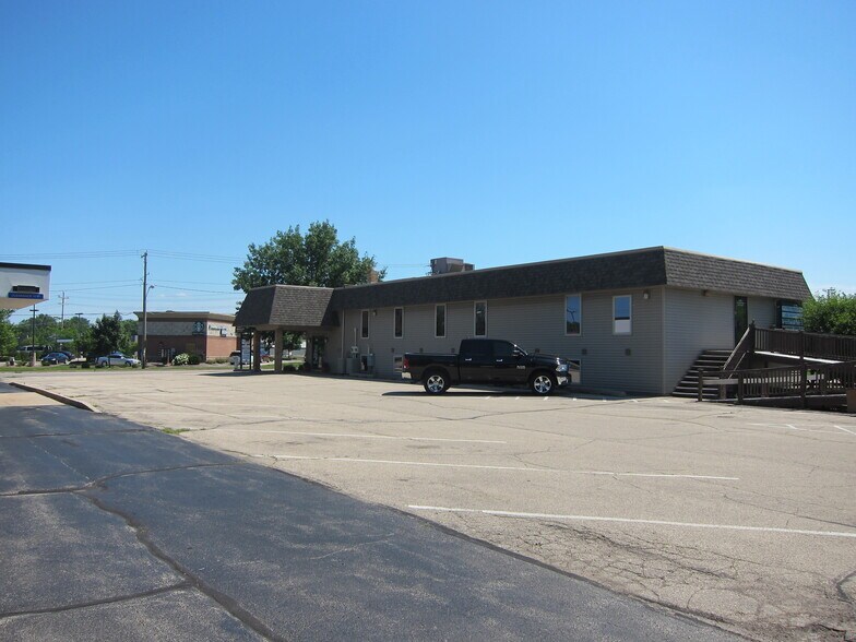 More Photos Of 630 S Green Bay Rd, Neenah Office For Lease