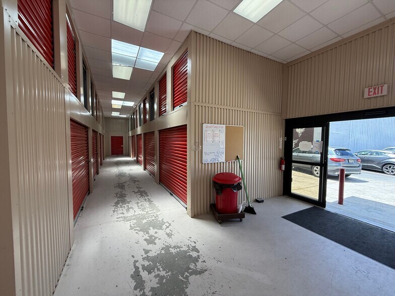 More Photos Of 211B Johnny Mercer Blvd, Savannah Self Storage For Sale