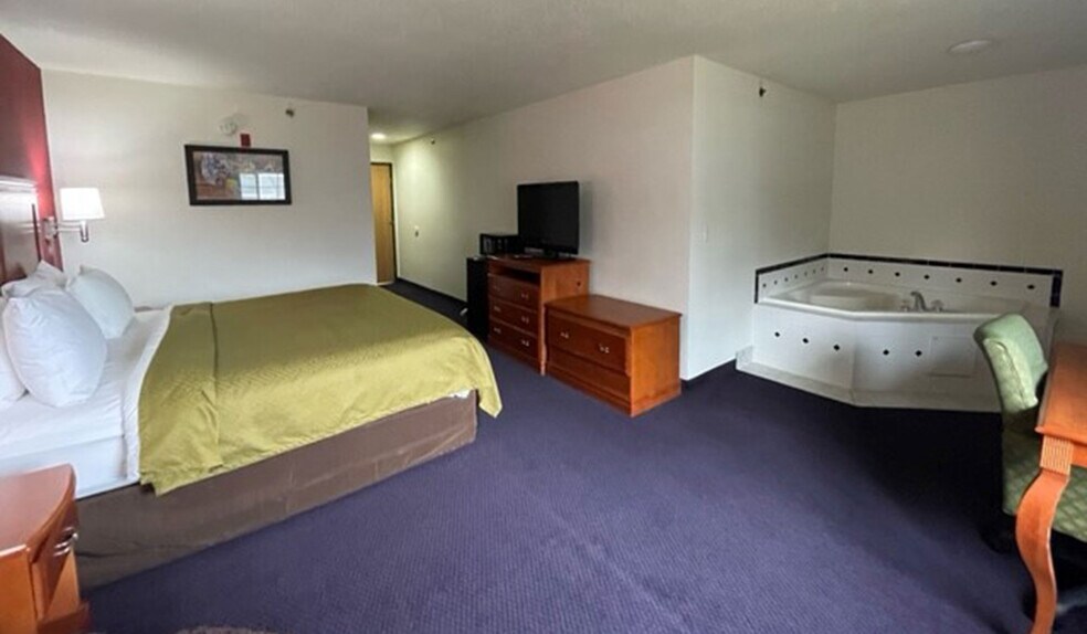 More Photos Of 717 E Bannerman Ave, Redgranite Hotel For Sale