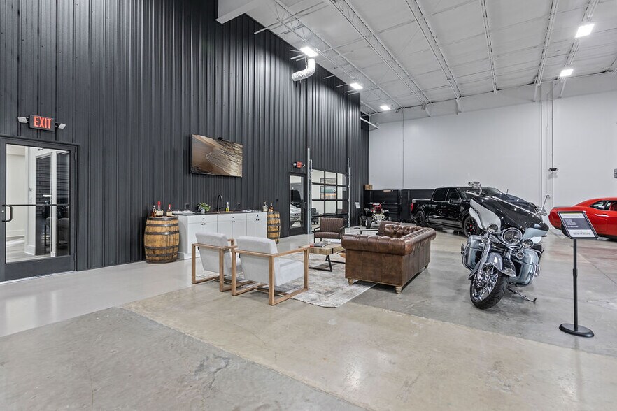More Photos Of 3455 Centerpoint Dr, Grove City Warehouse For Lease