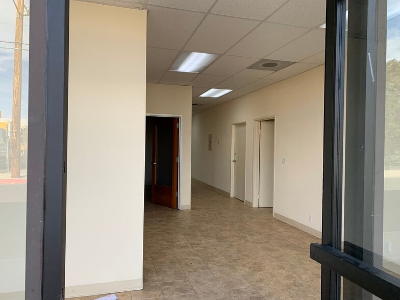 More Photos Of 15044-15054 Keswick St, Van Nuys Warehouse For Lease