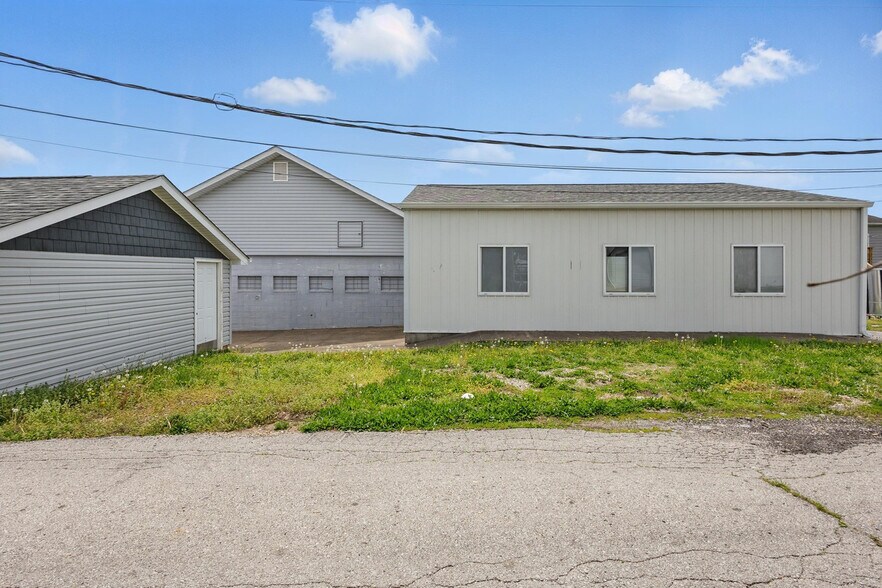 More Photos Of 581 E Cherry St, Troy Freestanding For Sale