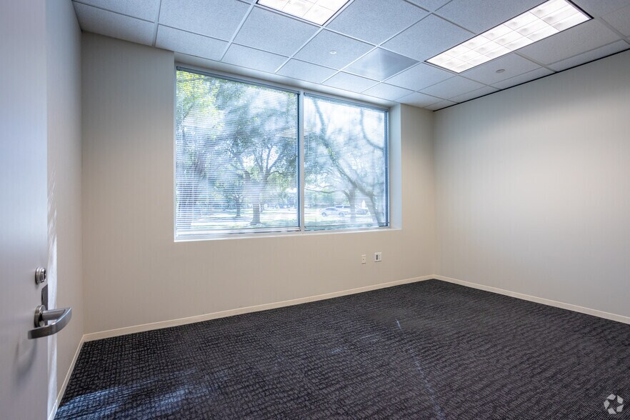 More Photos Of 1111-1113 Gillingham Ln, Sugar Land Distribution For Lease