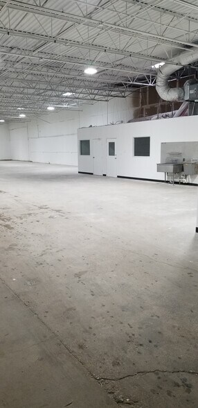 More Photos Of 10551 Goodnight Ln, Dallas Manufacturing For Lease