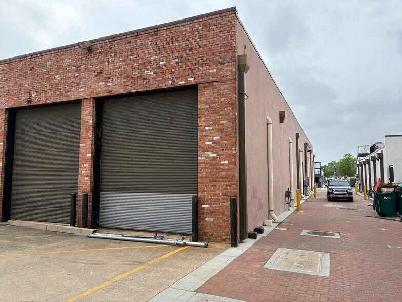 More Photos Of 201 N Pacific St, Conroe Freestanding For Lease
