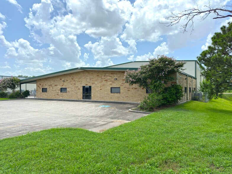More Photos Of 14427 Interdrive W, Houston Warehouse For Lease