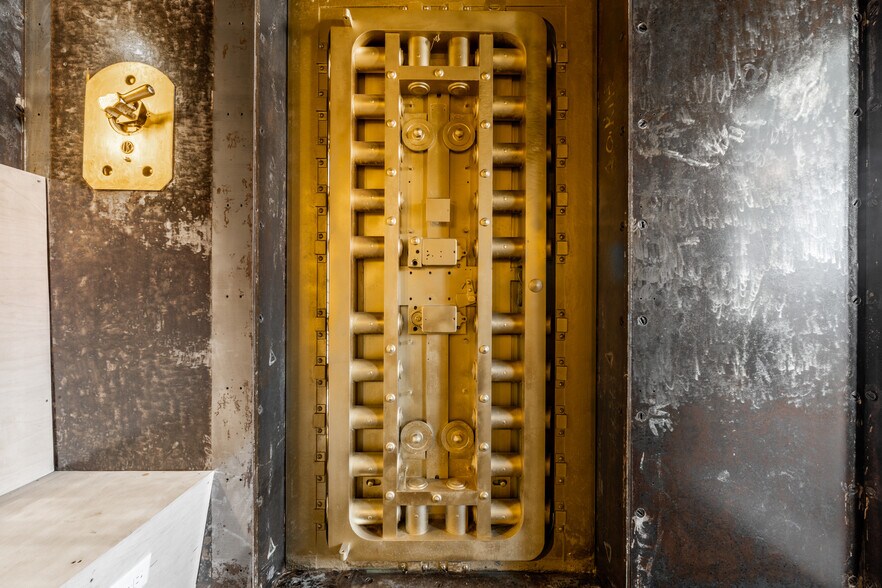 More Photos Of 2506 E Washington St, Indianapolis Storefront Retail Office For Sale