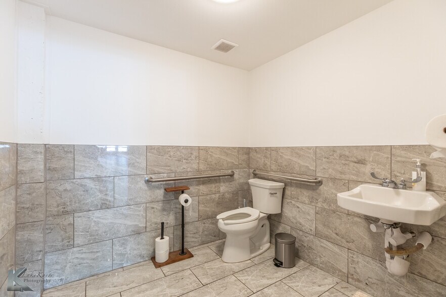 More Photos Of 141 Oak St, Abilene Storefront Retail Office For Sale